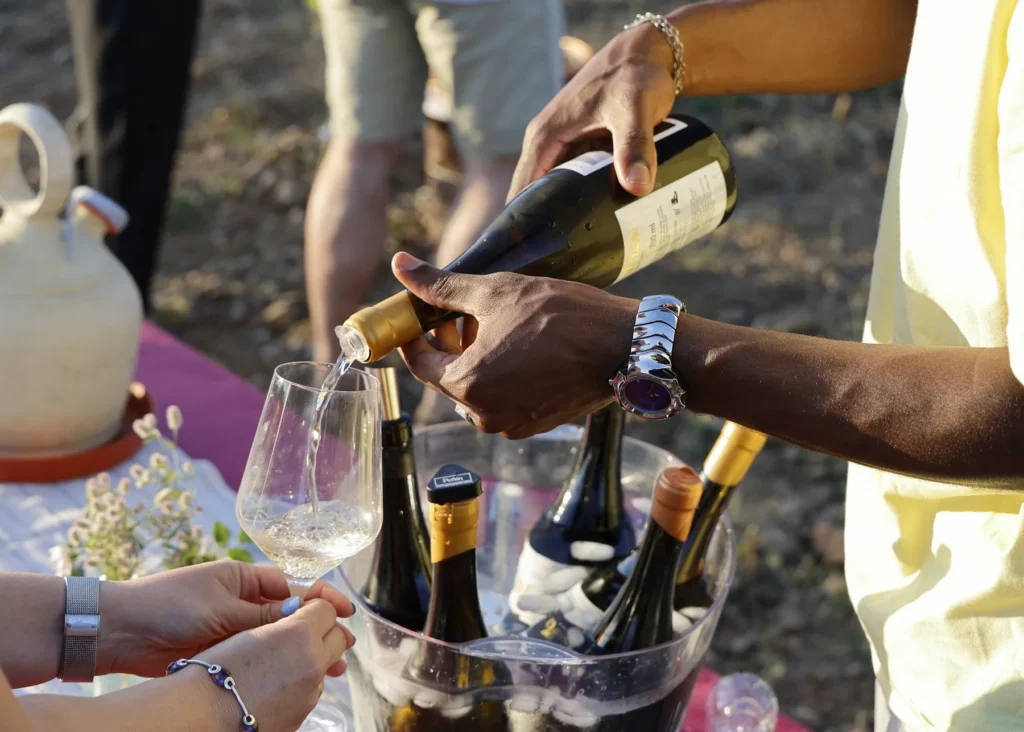 Servicio de vino blanco durante un encuentro en la finca