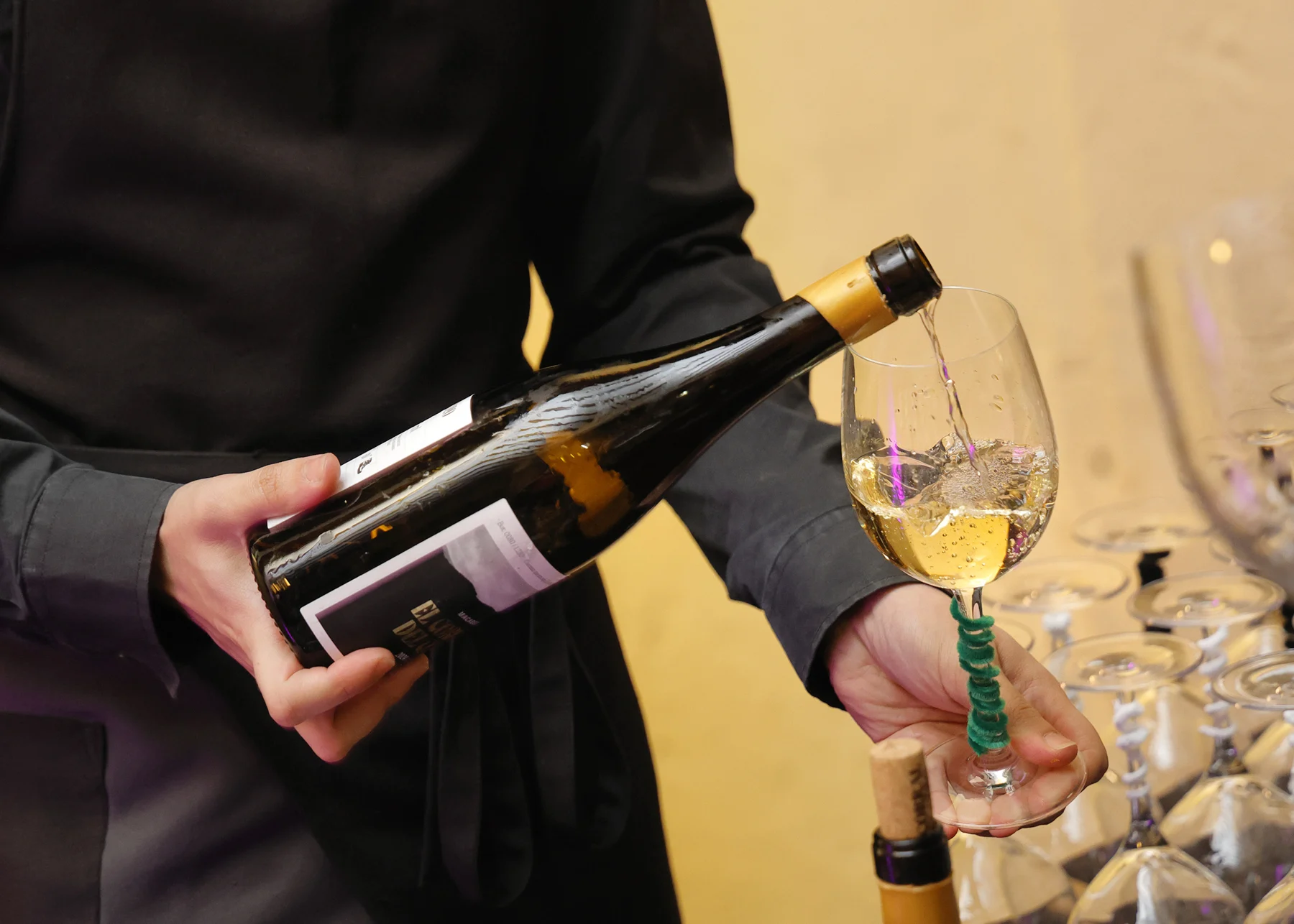Vino blanco servido en una copa